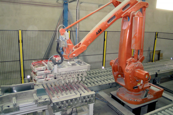 Controlling the production line for producing cement mixtures (weighing, mixing, bagging, robot-assisted palletizing)